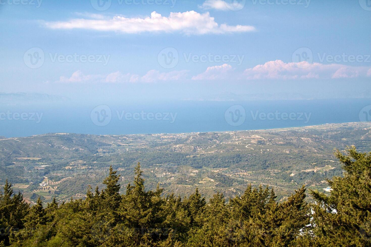 hoge berg en rotsen in griekenland rhodos foto