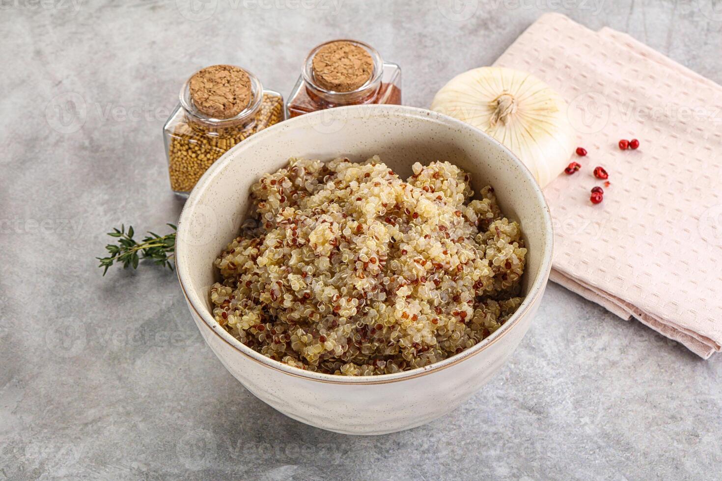 veganistisch keuken - gekookt quinoa ontbijtgranen foto