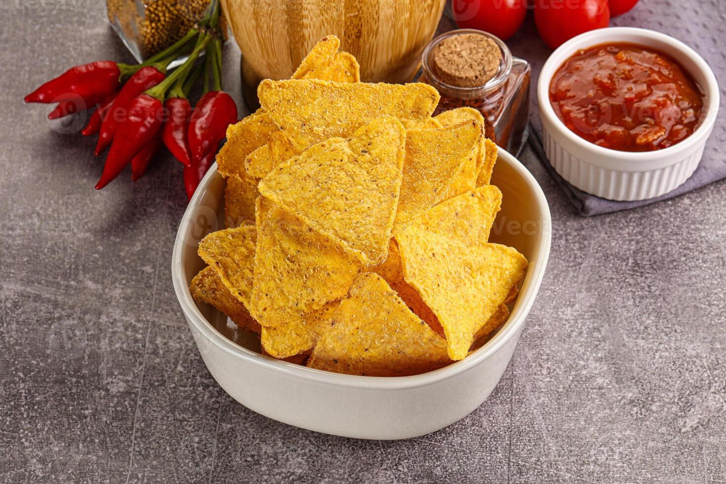 Mexicaans maïs nacho's chips met salsa foto