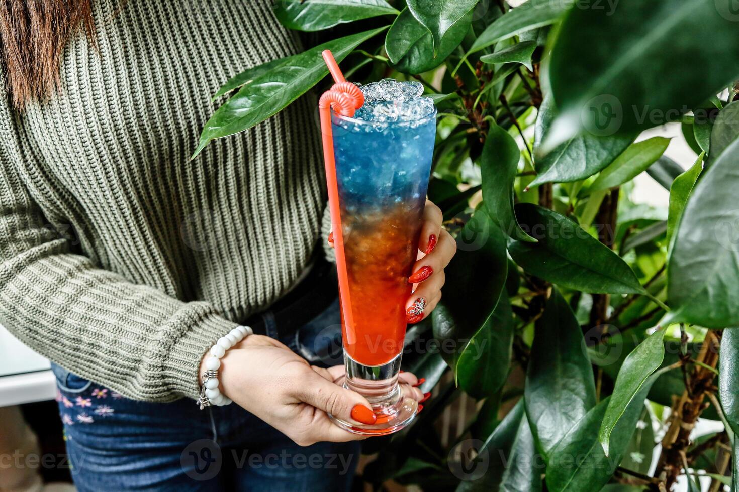 vrouw Holding een drank in haar hand- Bij een sociaal bijeenkomst foto