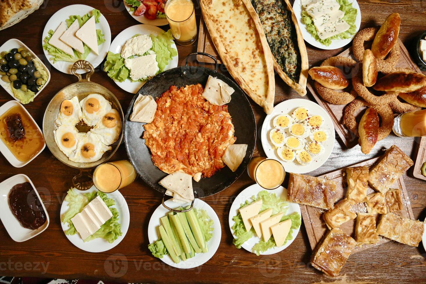 houten tafel versierd met heerlijk borden van voedsel foto