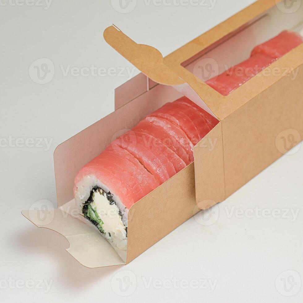 sushi rollen in karton doos foto