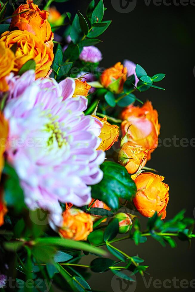 kleurrijk bloemen in vaas - levendig bloemen arrangement voor ieder ruimte foto