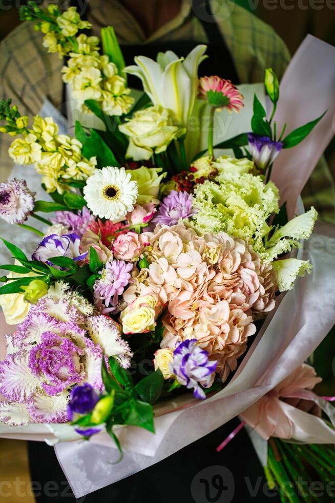 persoon Holding boeket van bloemen Aan kopiëren ruimte foto