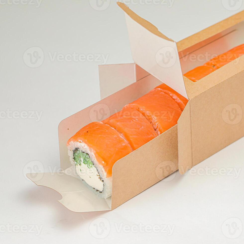 vers sushi rollen in een karton doos foto