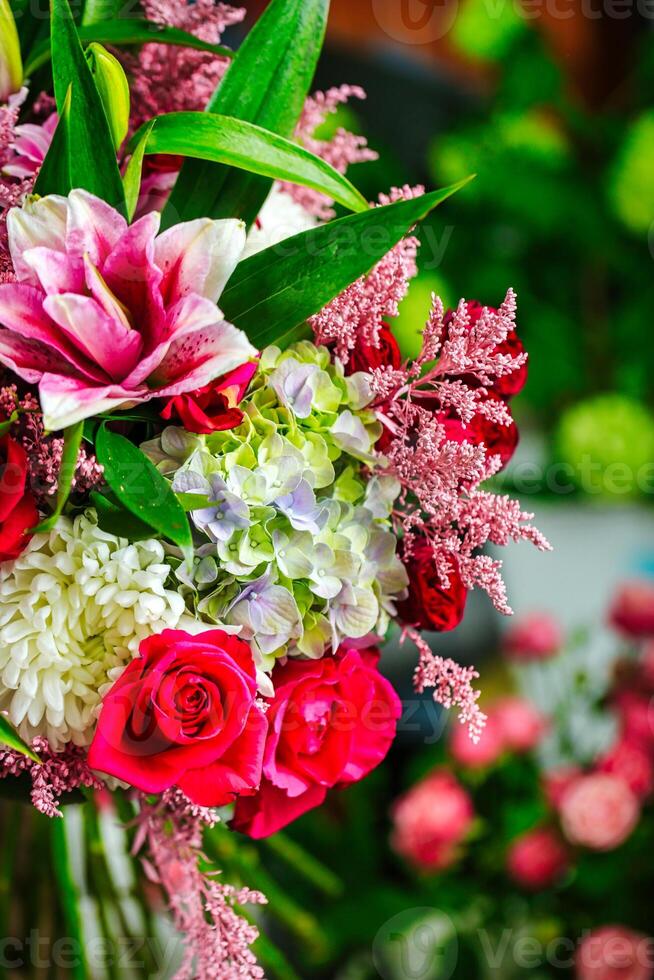 kleurrijk bloemen in een vaas foto