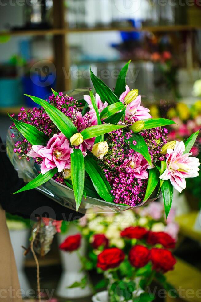 bloemen in vaas, een charmant boeket van kleurrijk bloei foto