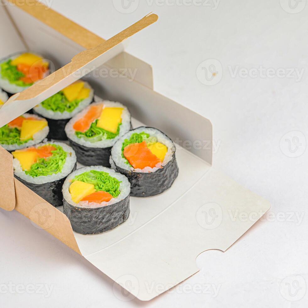 vers sushi doos met plakken eetstokjes foto