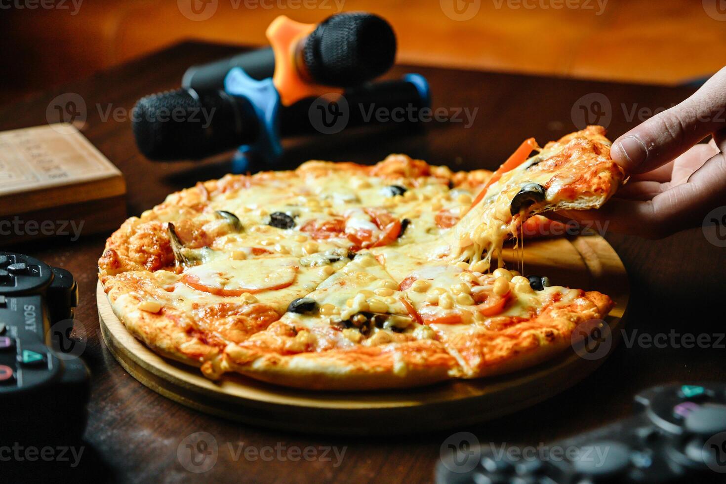 persoon nemen een plak van pizza Bij een gewoontjes buitenshuis restaurant foto