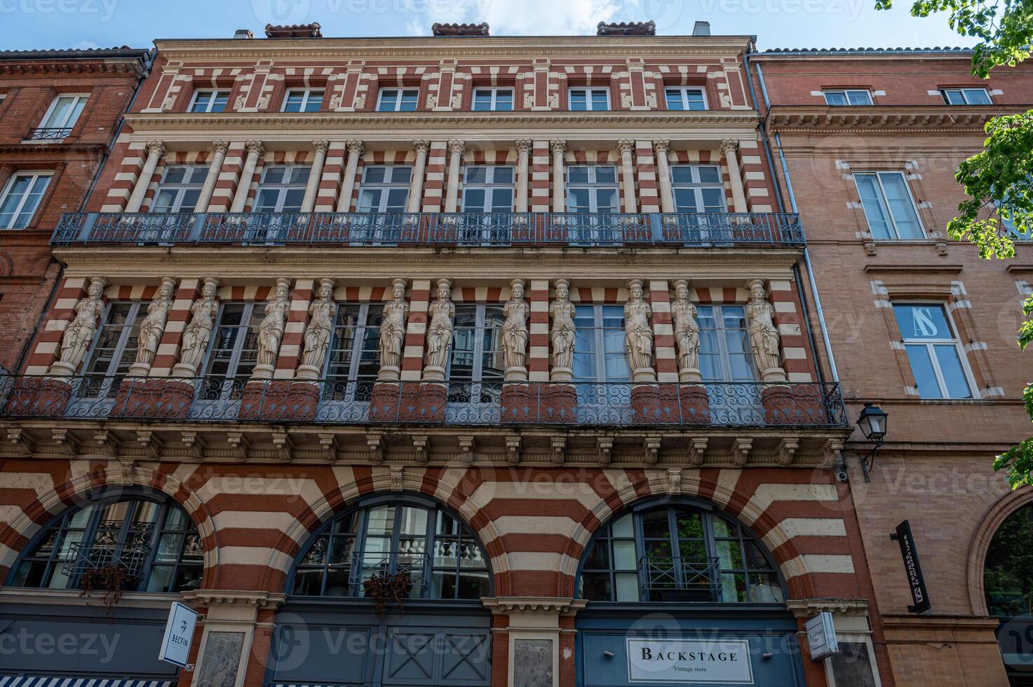 typisch gebouwen in zonnig dag in toulous, Frankrijk in zomer 2022. foto