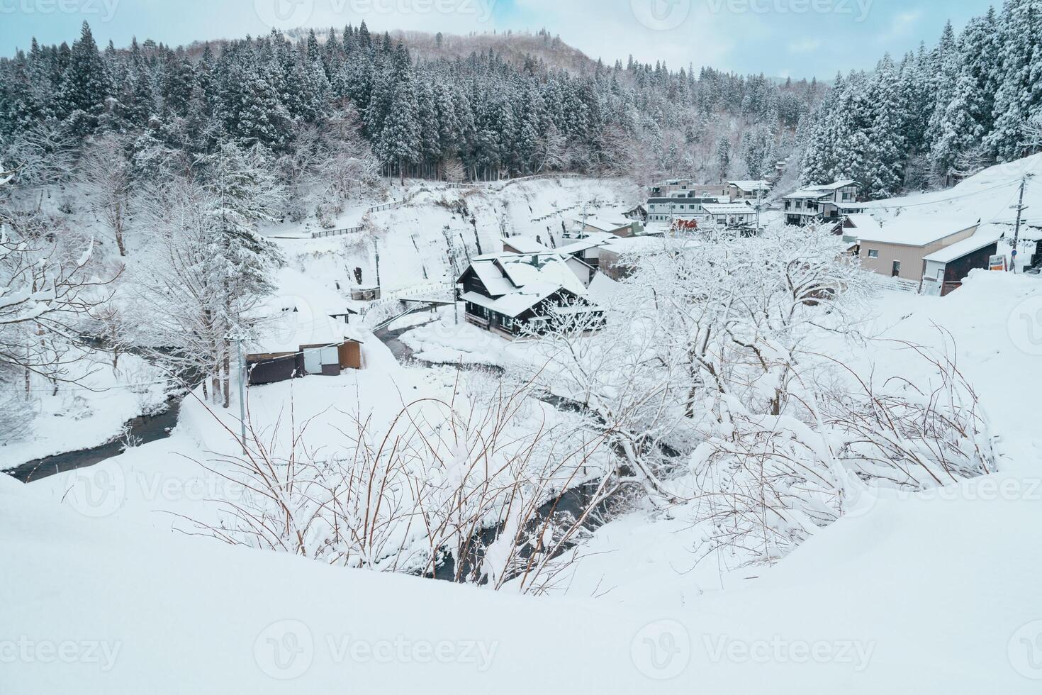 mooi visie van ginzan onsen dorp met sneeuw vallen in winter seizoen is meest beroemd Japans heet voorjaar in yamagata, Japan. foto