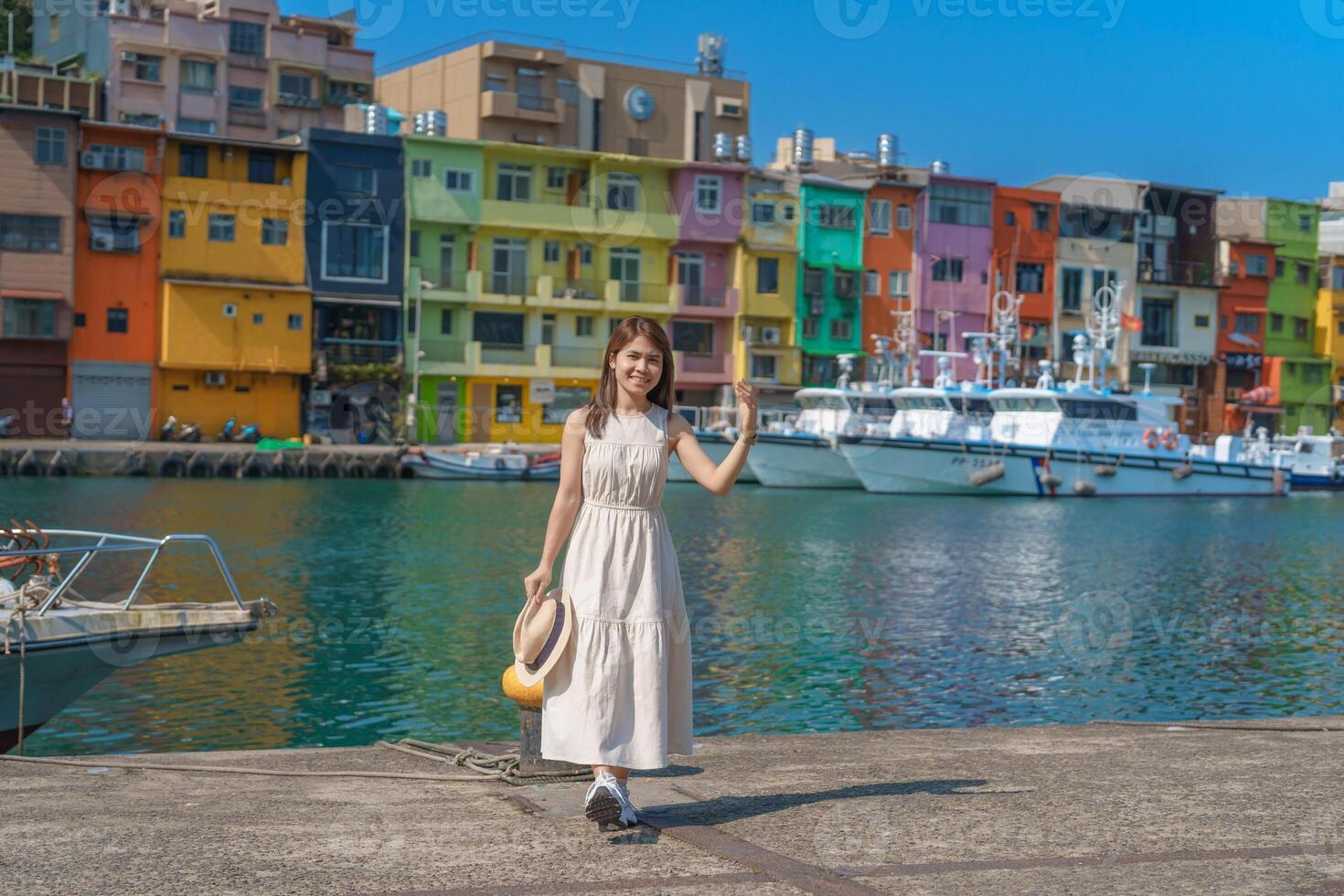 vrouw reiziger bezoekende in Taiwan, toerist met hoed bezienswaardigheden bekijken in keelung, kleurrijk zhengbin visvangst haven, mijlpaal en populair attracties in de buurt Taipei stad . Azië reizen concept foto