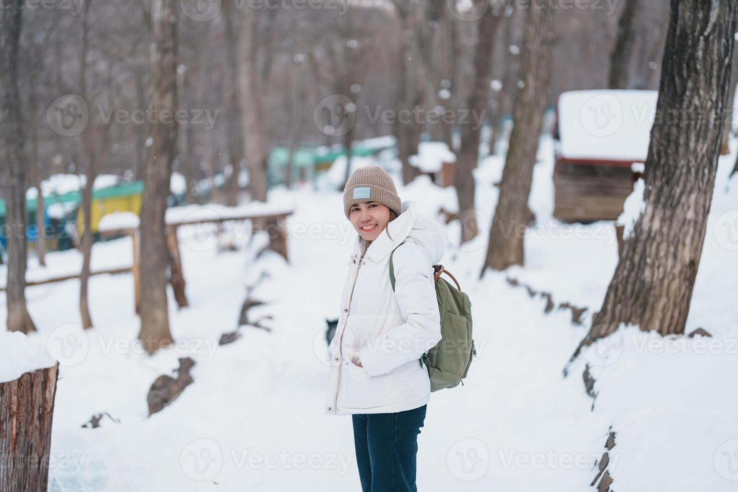 vrouw toerist met sneeuw in winter seizoen Bij zao vos dorp, reiziger bezienswaardigheden bekijken miyagi prefectuur. mijlpaal en populair voor attractie in de buurt sturen, tohoku, Japan. reizen en vakantie foto