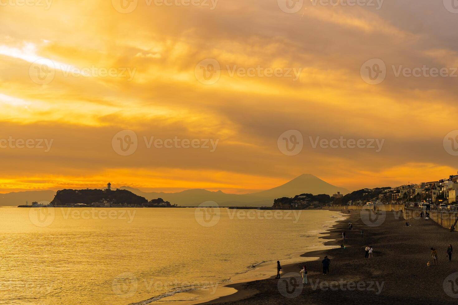 landschap kamakura yuigahama strand met kamakura stad en Fujisan berg. schemering silhouet monteren fuji achter enoshima eiland Bij kamakura, kanagawa, Japan. mijlpaal voor toerist attractie in de buurt tokyo foto