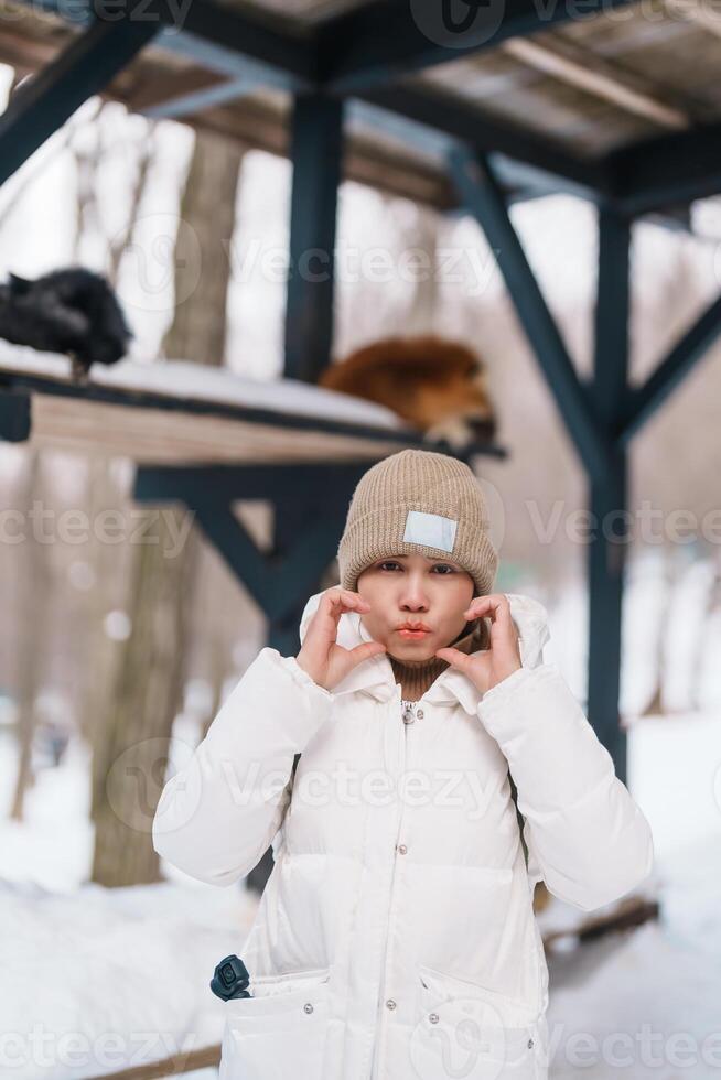 vrouw toerist met schattig vos Aan sneeuw in winter seizoen Bij zao vos dorp, reiziger bezienswaardigheden bekijken miyagi prefectuur. mijlpaal en populair voor attractie in de buurt sturen, tohoku, Japan. reizen en vakantie foto