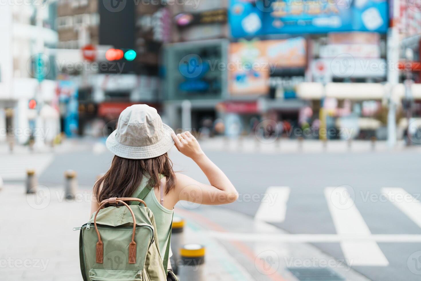 vrouw reiziger bezoekende in Taiwan, toerist bezienswaardigheden bekijken Bij regenboog zebrapad in bevestigend, Taipei stad. mijlpaal en populair attracties. Azië reis, reis en vakantie concept foto