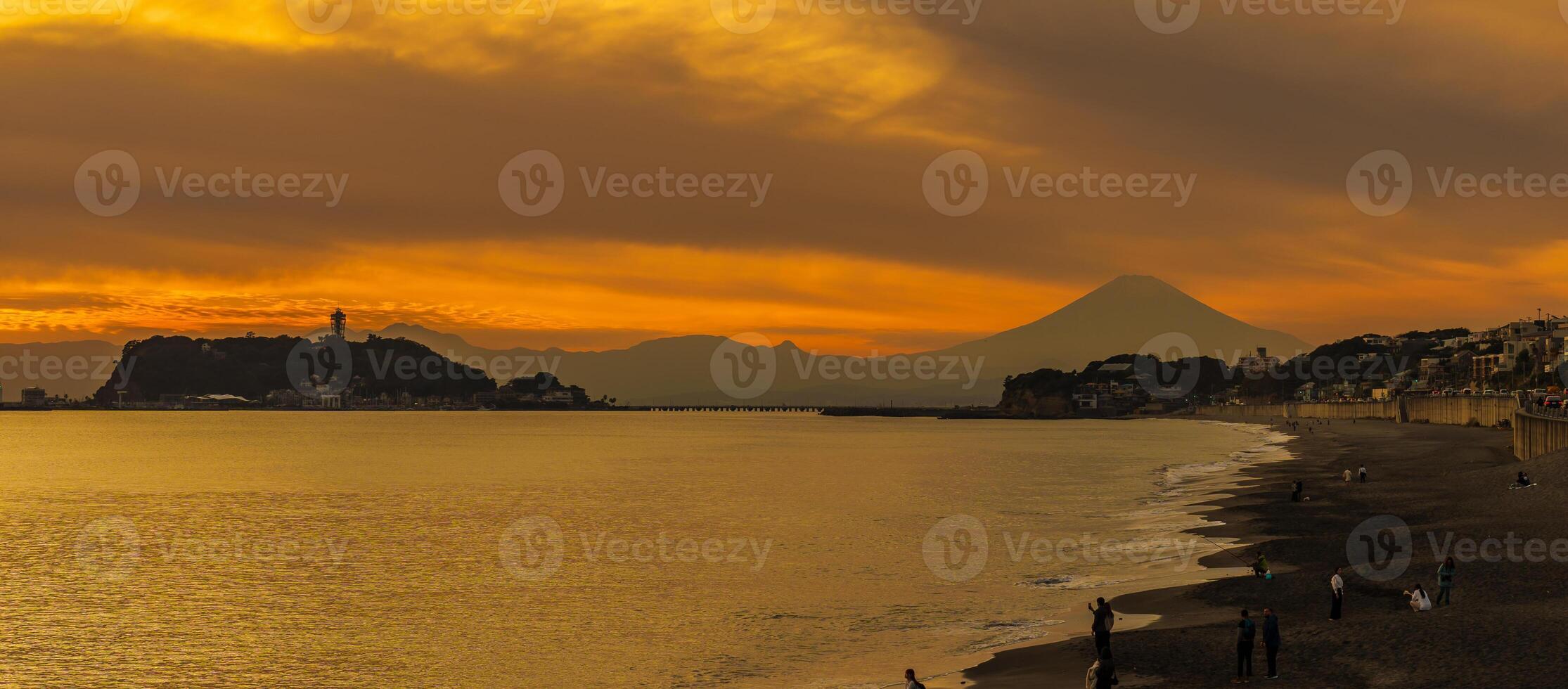 landschap kamakura yuigahama strand met kamakura stad en Fujisan berg. schemering silhouet monteren fuji achter enoshima eiland Bij kamakura, kanagawa, Japan. mijlpaal voor toerist attractie in de buurt tokyo foto