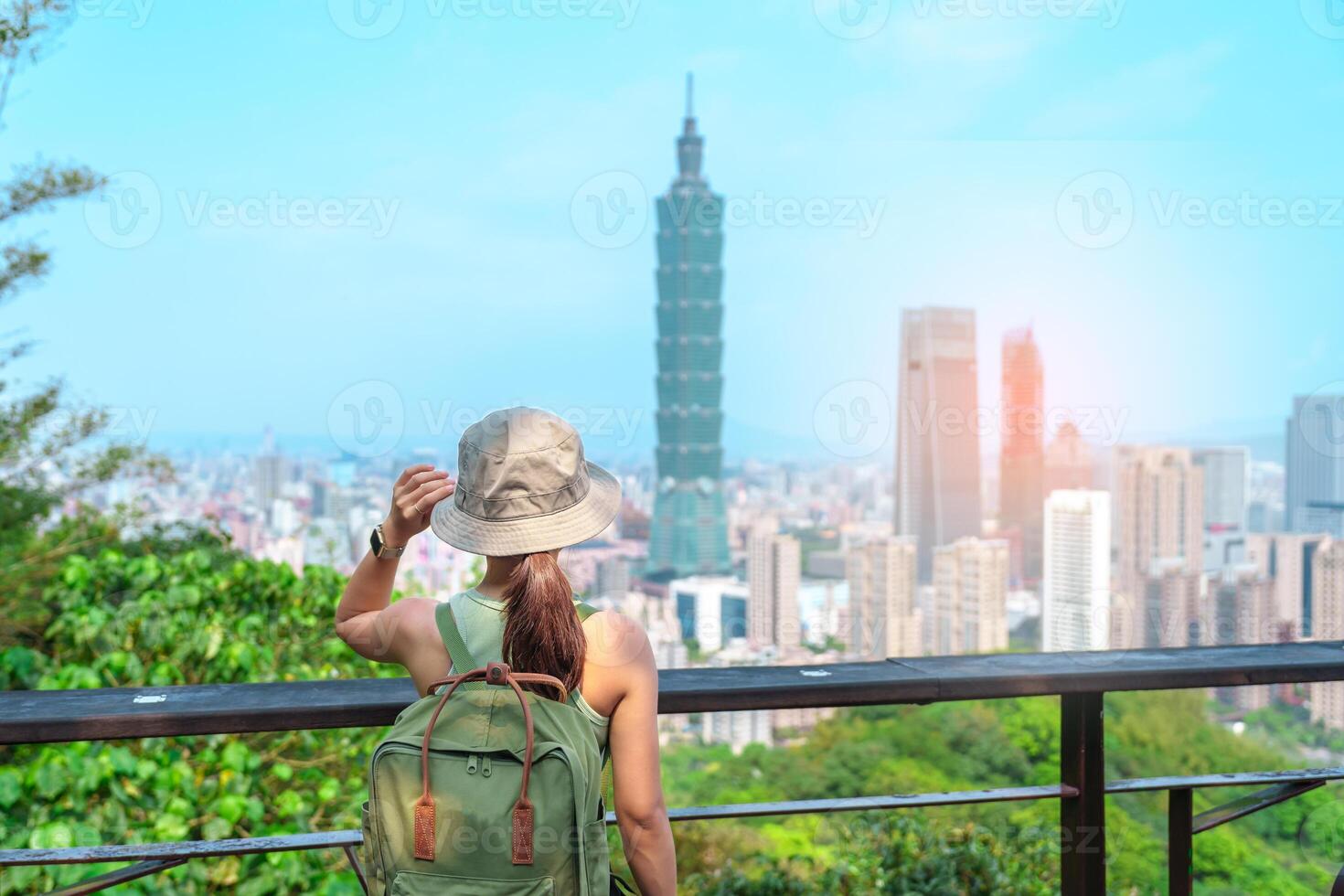 vrouw reiziger bezoekende in Taiwan, toerist op zoek Taipei stad gedurende bezienswaardigheden bekijken en wandelen Bij olifant berg of xiangshan, mijlpaal en populair attracties. Azië reis, vakantie en reis concept foto