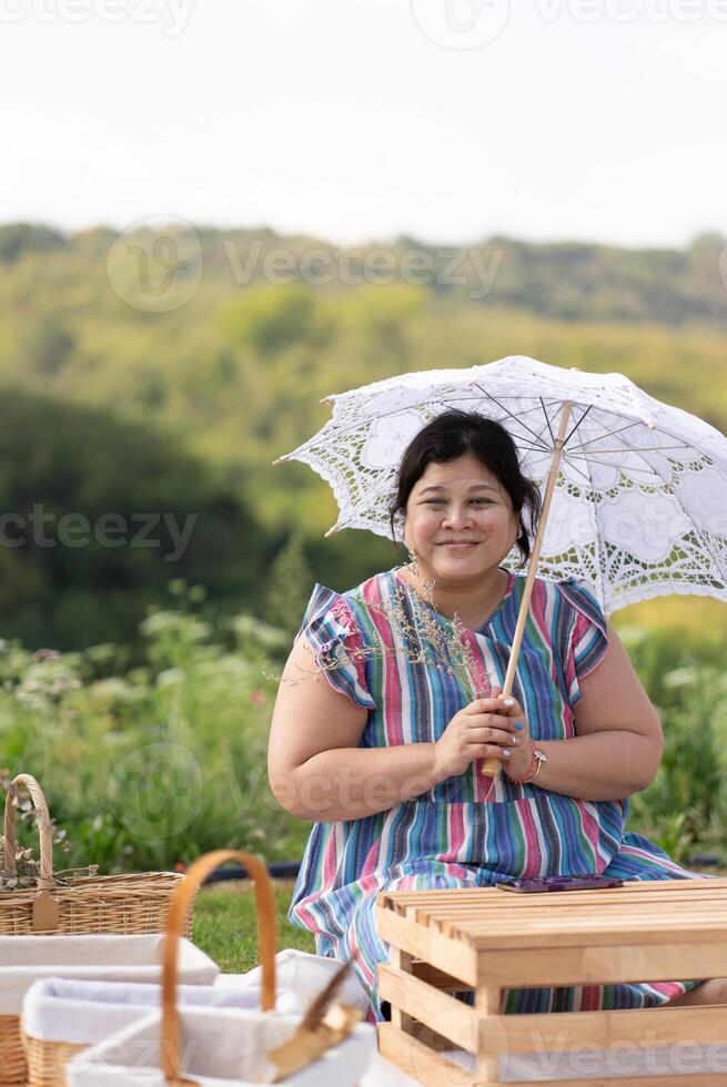 portret van Aziatisch te zwaar vrouw reizen in bloem veld- in zomer foto