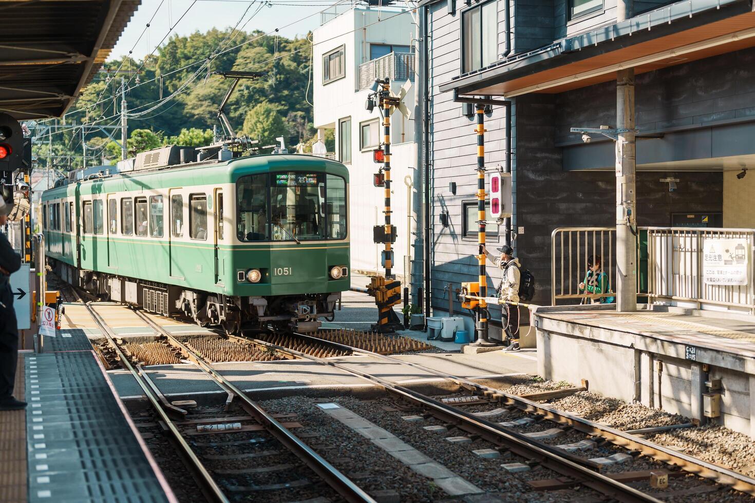 enoshima dentetsu trein lijn in kamakura, Japans spoorweg verbindt kamakura in kamakura met fujisawa station in Fujisawa, kanagawa. mijlpaal attractie in de buurt Tokio. kanagawa, Japan, 16 november 2023 foto
