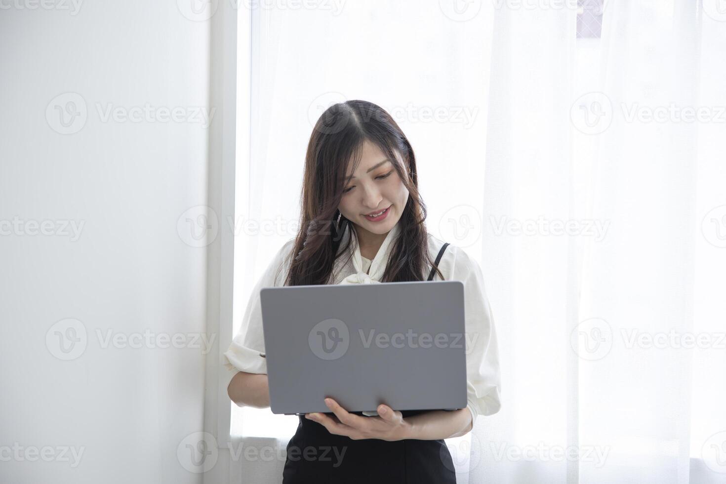 een werken Japans vrouw door afgelegen werk in de huis kantoor detailopname foto