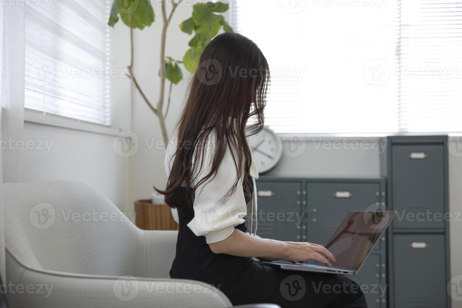 een werken Japans vrouw door afgelegen werk in de huis kantoor detailopname foto