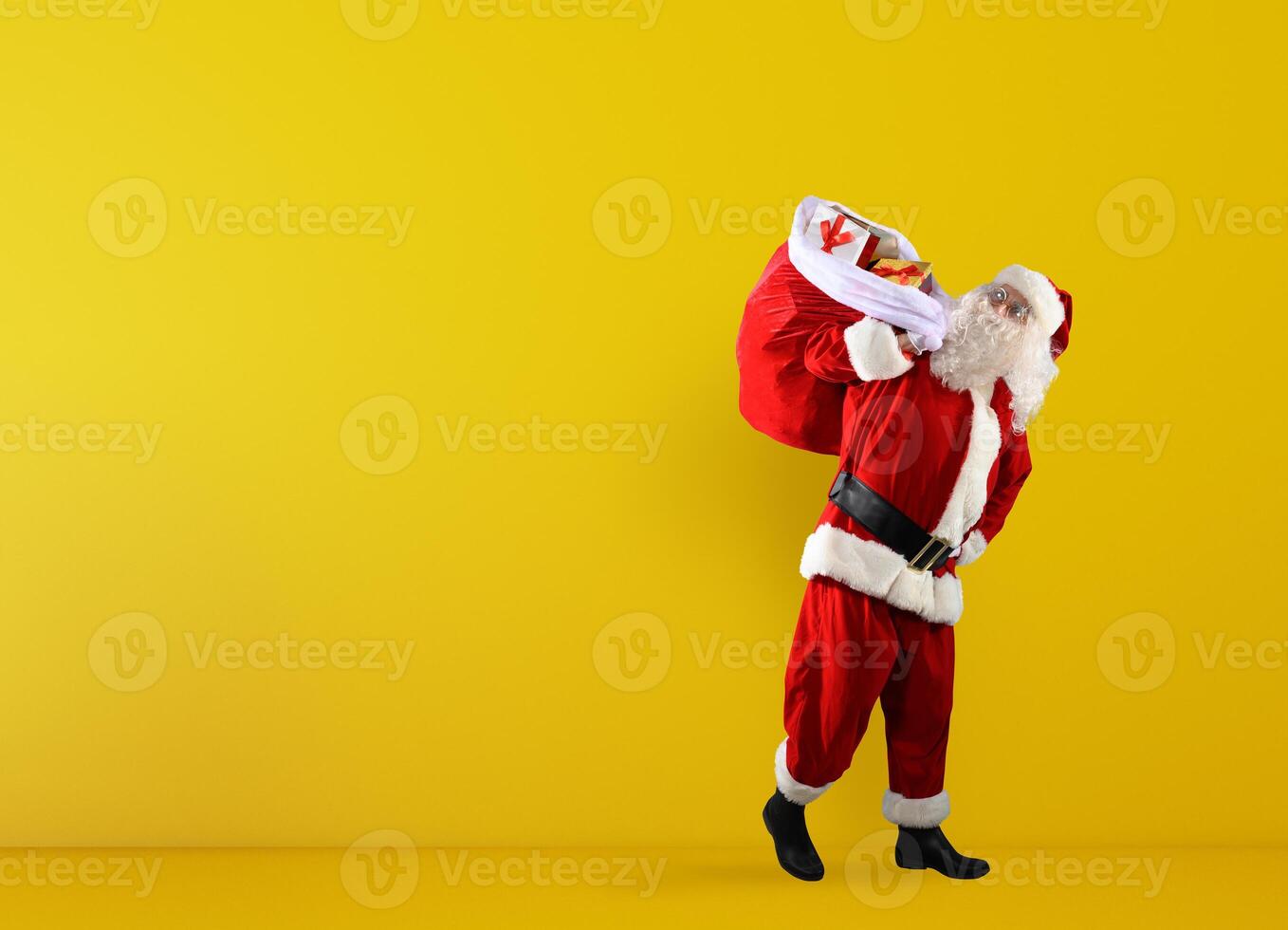 de kerstman claus met een zak vol van cadeaus klaar voor Kerstmis foto