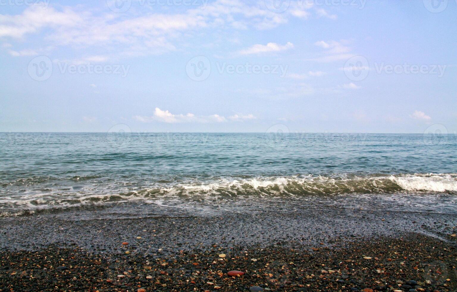 zee kust in de avond foto