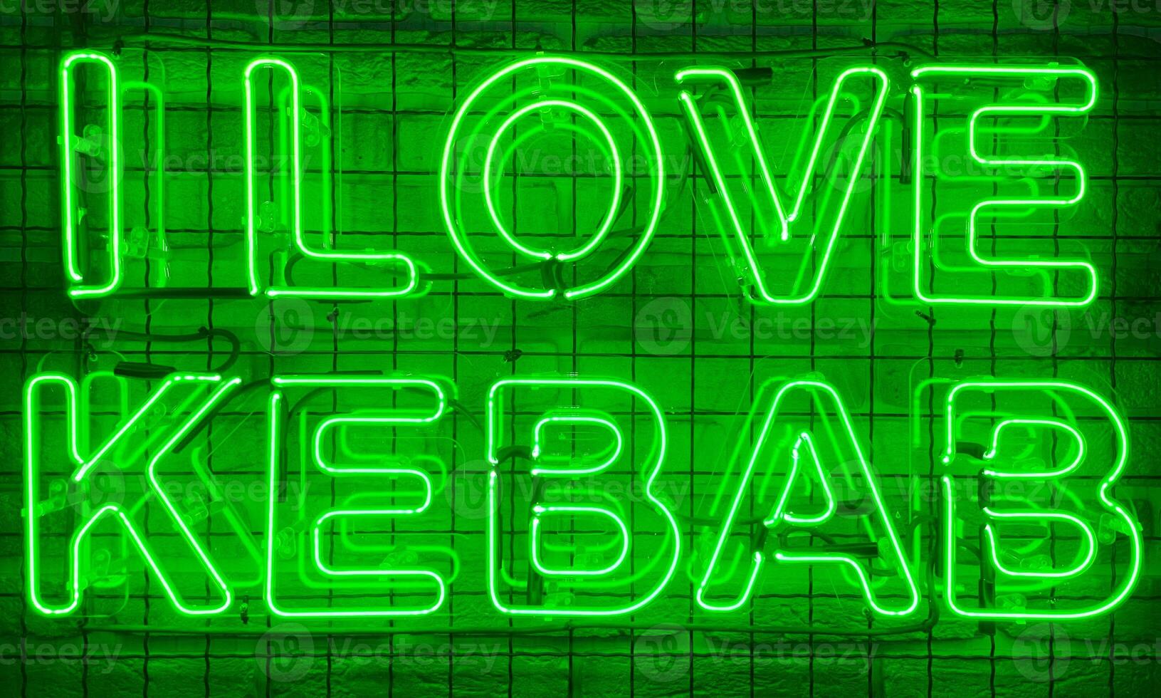 neon schijnend teken in groen kleur Aan een steen muur met de opschrift of leuze ik liefde kebab. steen muur, achtergrond. helder elektrisch neon licht. café-restaurant doner kebab. foto