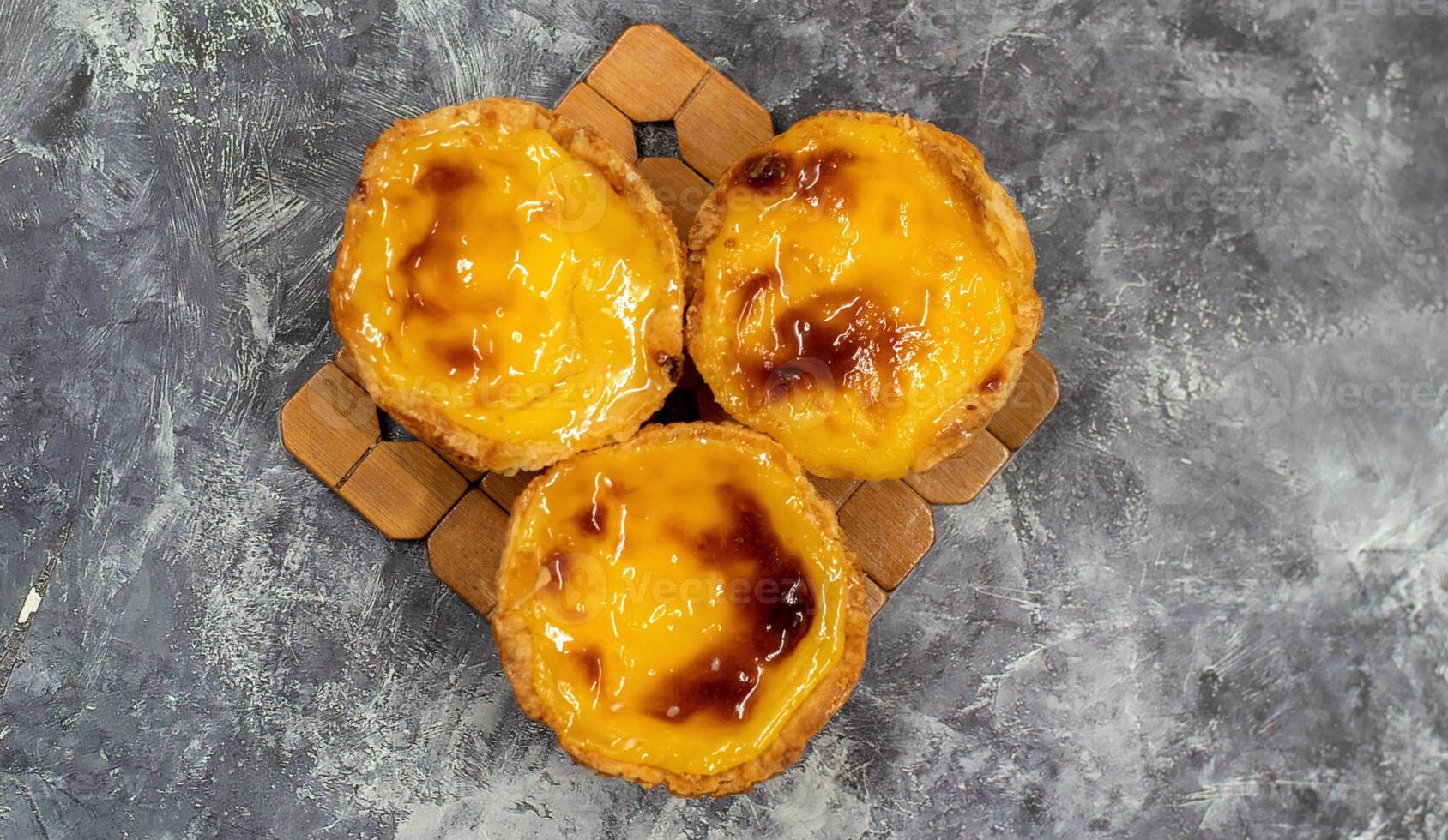 veel van vers gebakken desserts pastel de nata of Portugees ei scherp. pastel de bel is een klein taart met een krokant bladerdeeg gebakje korst en een vla room vulling. een klein nagerecht, een koekje. foto