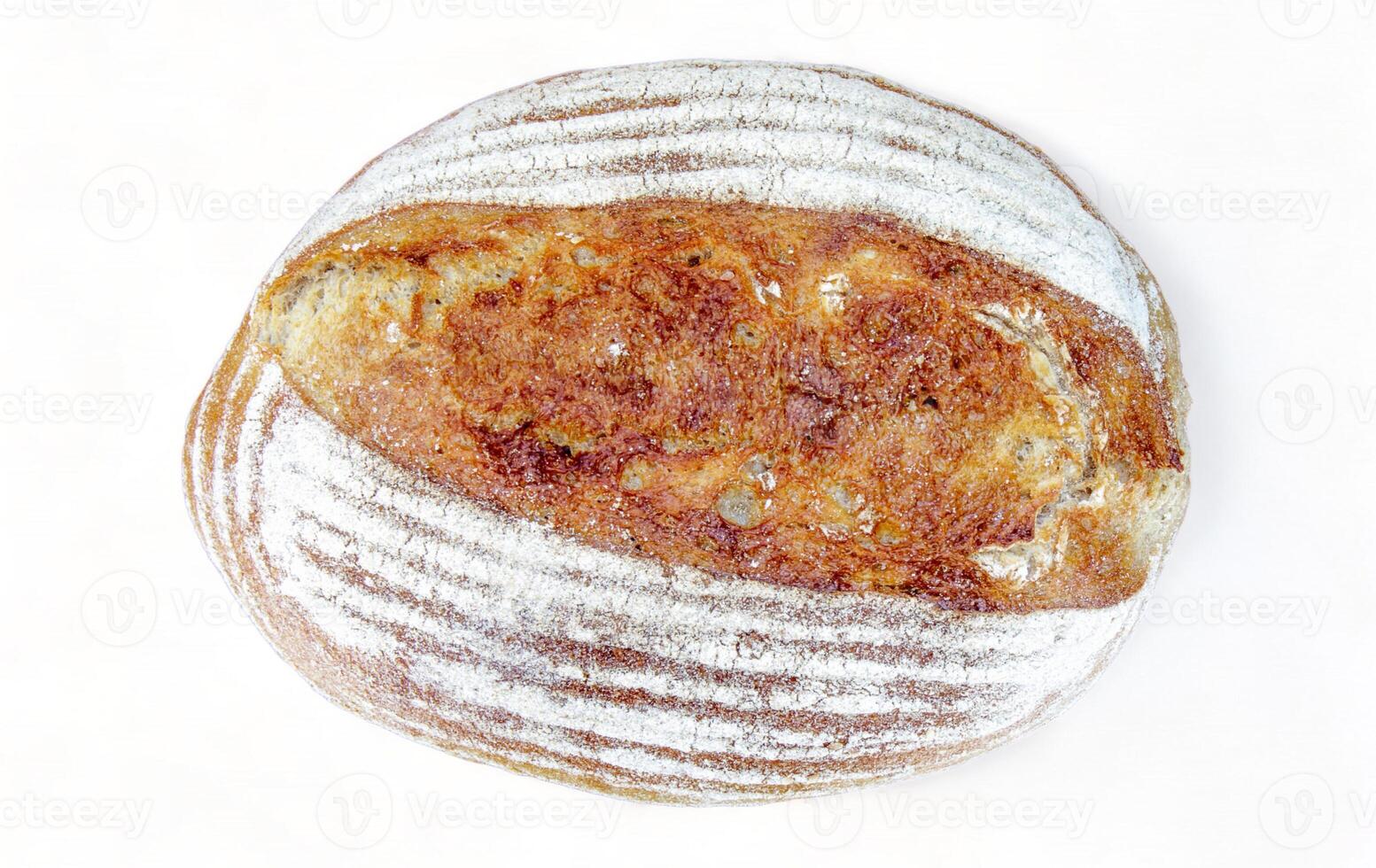 eigengemaakt heerlijk brood met tarwe meel Aan een korst Aan een wit achtergrond, vlak leggen. gezond handgemaakt zuurdesem brood, huis bakken concept. foto