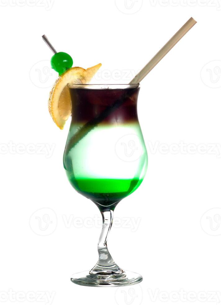 alcoholisch cocktail Aan wit foto