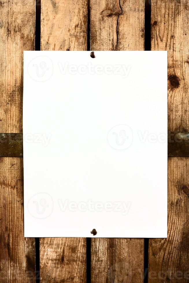blanco papier Aan houten muur foto
