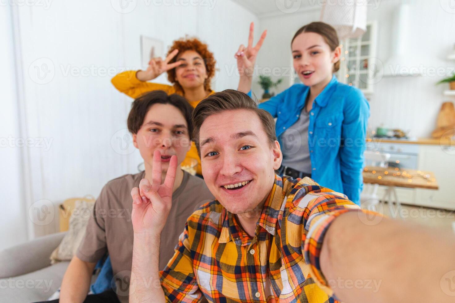 proost funky humeur. gelukkig vrienden maken selfie. Mens nemen foto van vrienden Bij feest. groep van multiraciaal mensen nemen foto Aan telefoon. jong mensen genieten hun bedrijf glimlach hebben plezier. web Camera visie