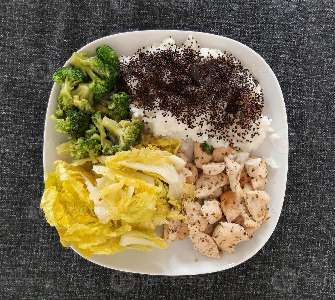 eigengemaakt gegrild kip met rijst- en broccoli, geserveerd Aan een wit bord foto