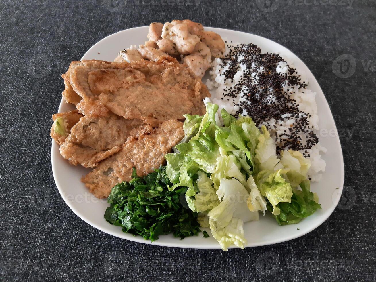 eigengemaakt gegrild kip met gegrild courgette, groen salade, voorjaar broodjes, rijst- pilaf en peterselie. broccoli zaden Aan top van de rijst- pilaf. foto