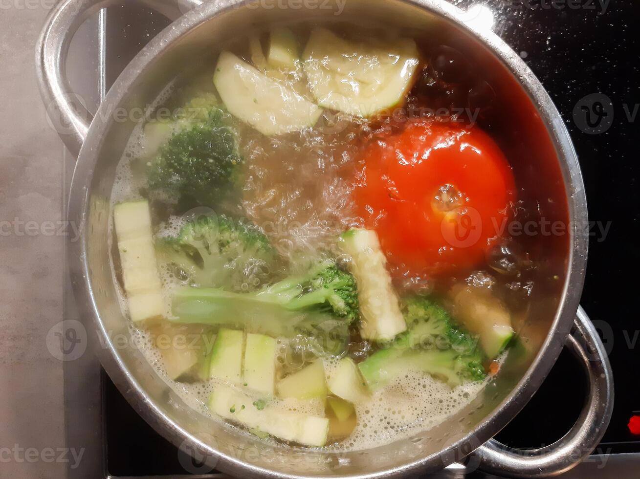 vers groente soep in een pan. groente bouillon. foto