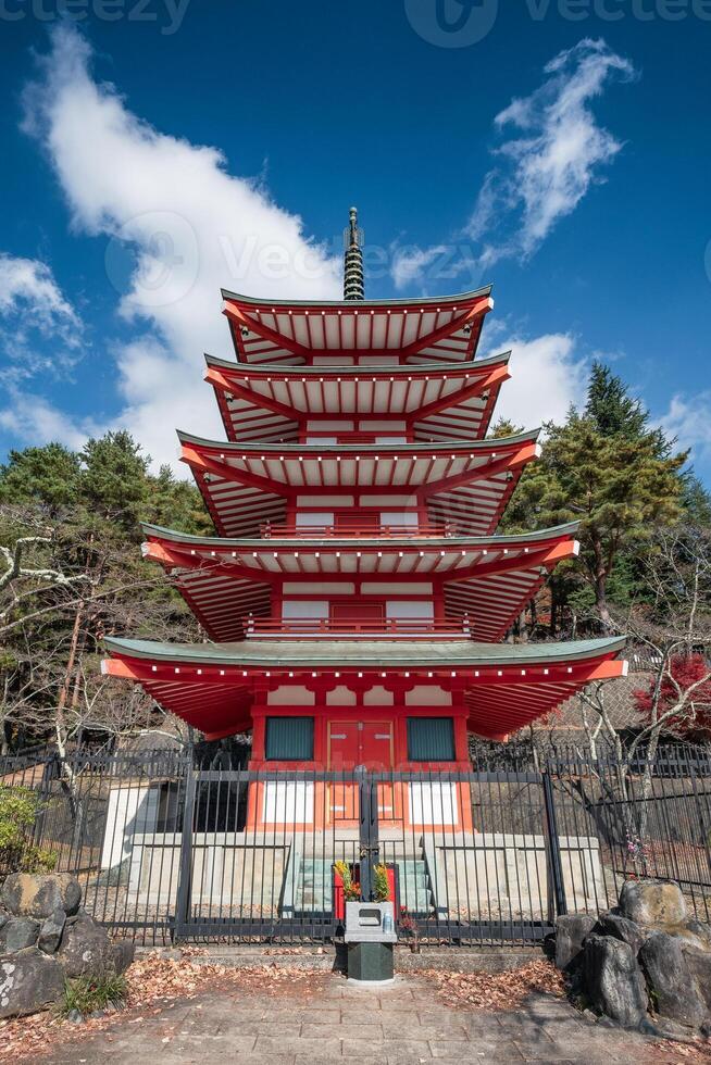 voorkant van rood chureito pagode met blauw lucht in fujiyoshida foto