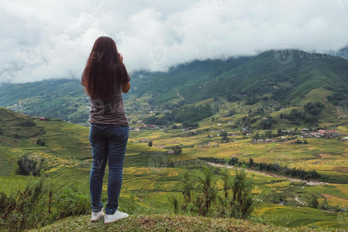 jong Aziatisch vrouw nemen een foto Aan top van rijst- velden