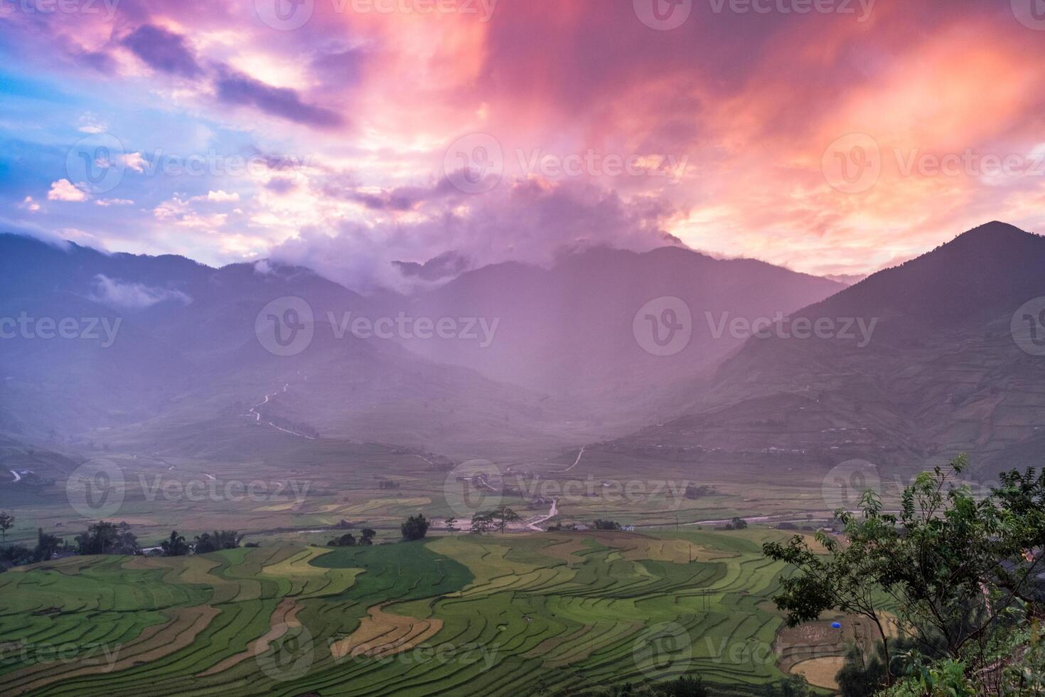 gezichtspunt rijst- veld- terrasvormig en berg Bij kleurrijk zonsondergang in tule foto