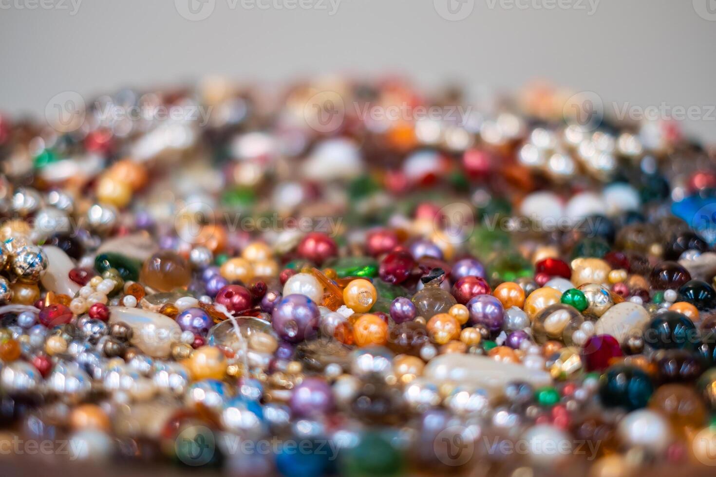 kleurrijk kraal, parel, diamant en edelsteen ornament glimmend foto