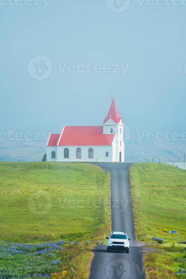 heilig ingjaldsholskirkja kerk en auto het rijden Aan de weg in mistig Aan zomer Bij IJsland foto