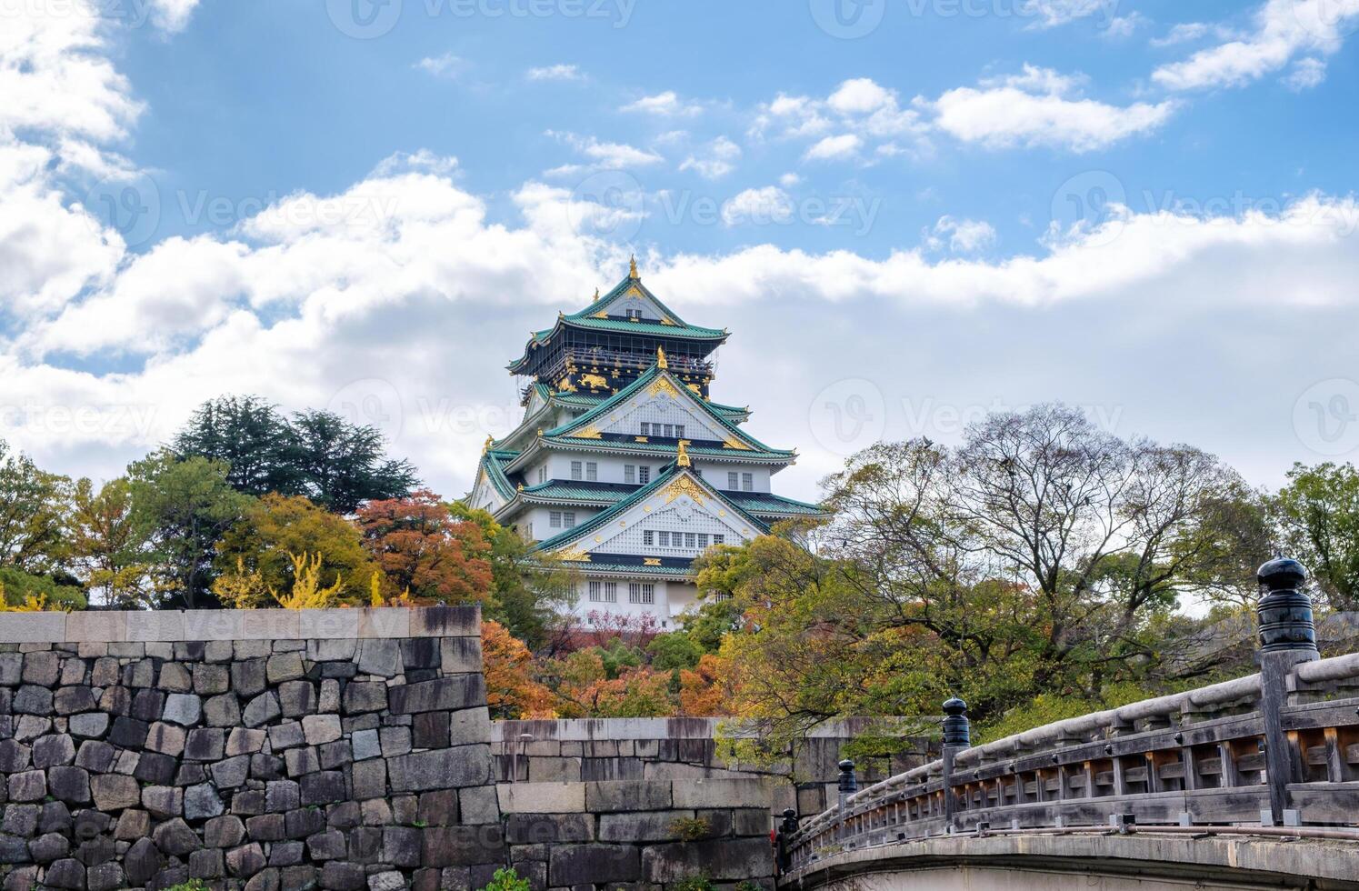 Osaka kasteel architectuur mijlpaal met brug poort in herfst seizoen foto