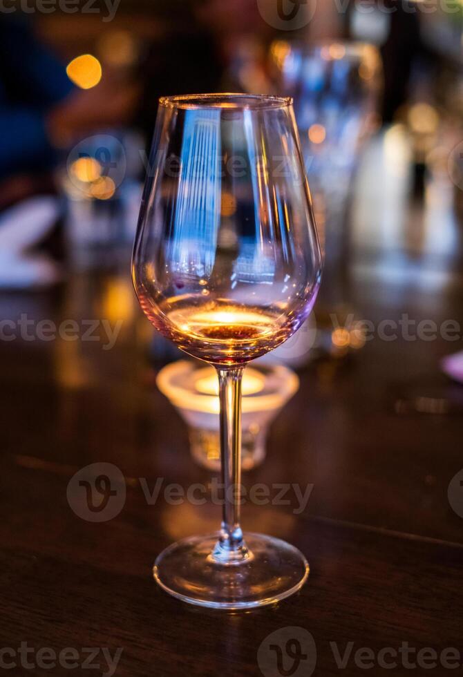 leeg wijn glas luxe en glanzend Aan hout tafel foto