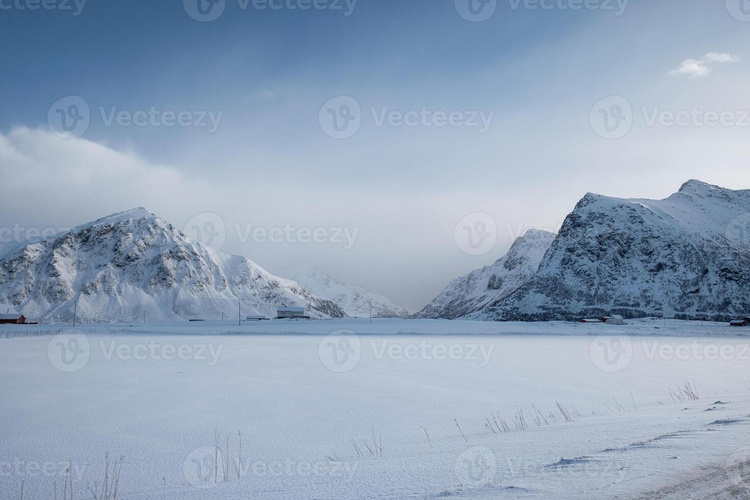 landschap van sneeuw berg reeks met bewolkt lucht in winter foto