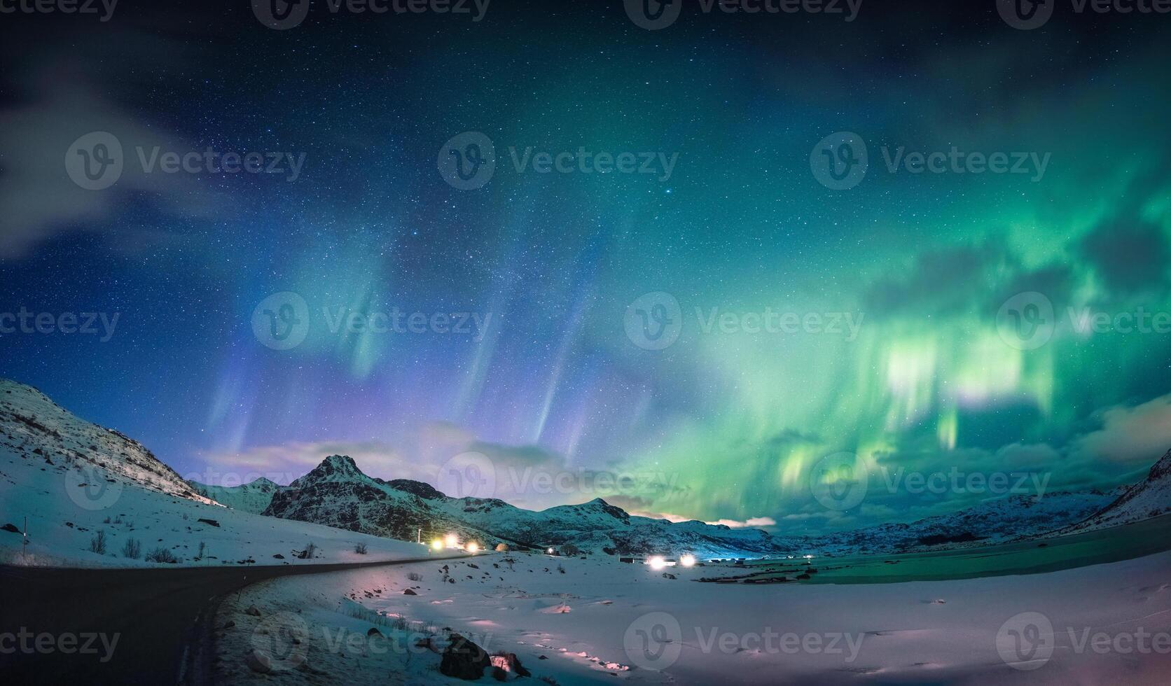 mooi Aurora borealis, noordelijk lichten gloeiend over- sneeuw berg en kustlijn in de nacht lucht Bij lofoten eilanden foto