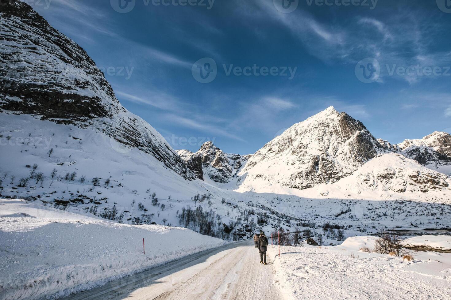 besneeuwd berg reeks en de weg in winter Aan zonnig dag Bij lofoten eilanden foto