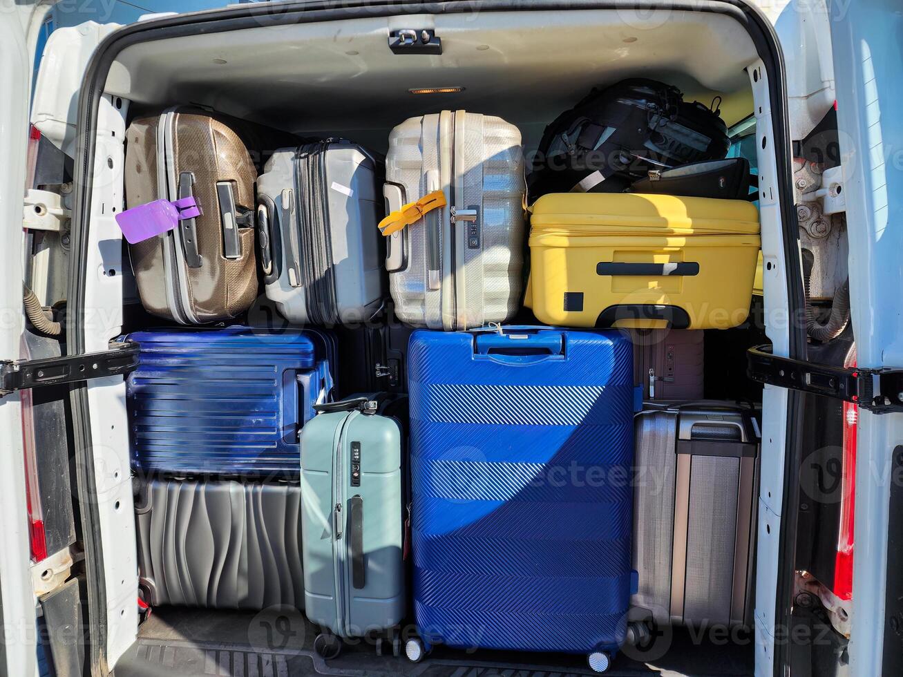 groot busje vol van bagage en rugzak voorbereidingen treffen voor familie vakantie foto