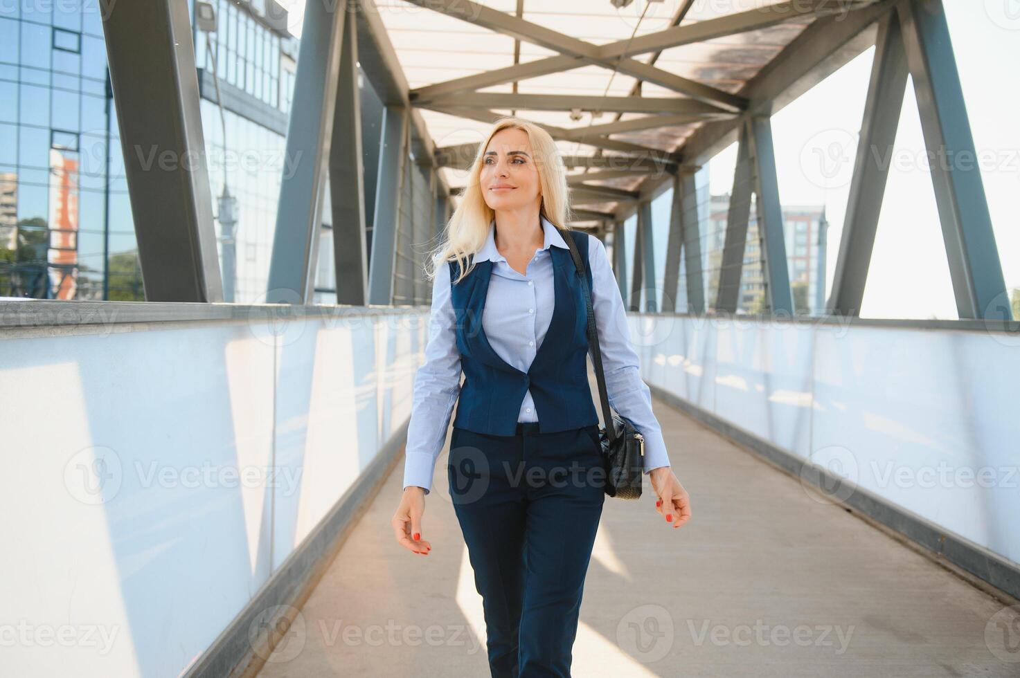 dichtbij omhoog portret van een echt bedrijf vrouw in blauw pak staand in de stad foto