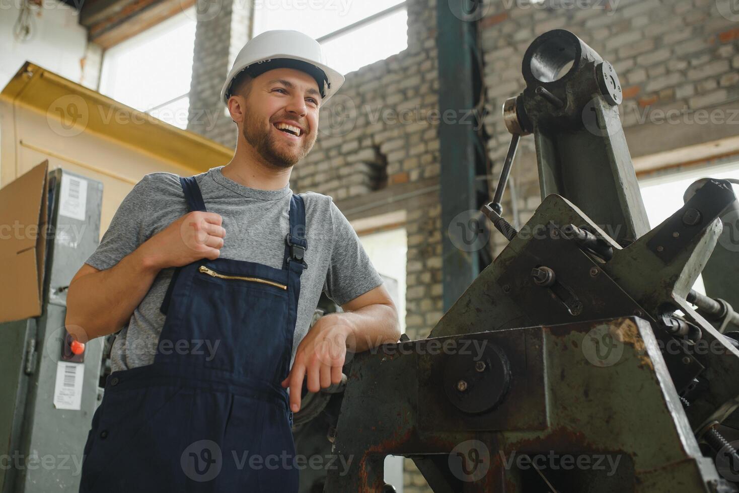 arbeider in fabriek Aan de machine foto